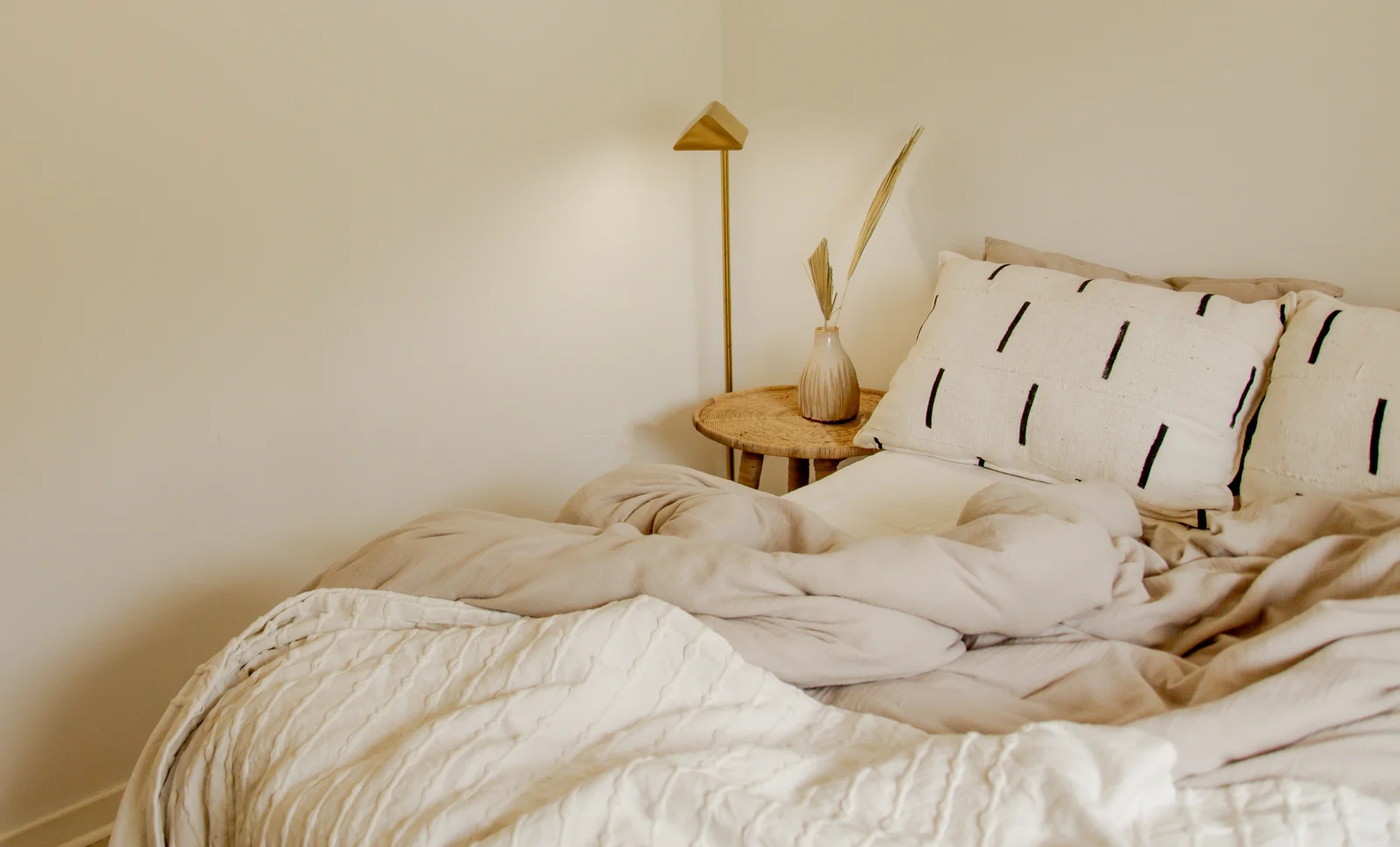 Dormitorio con acabados cuidados